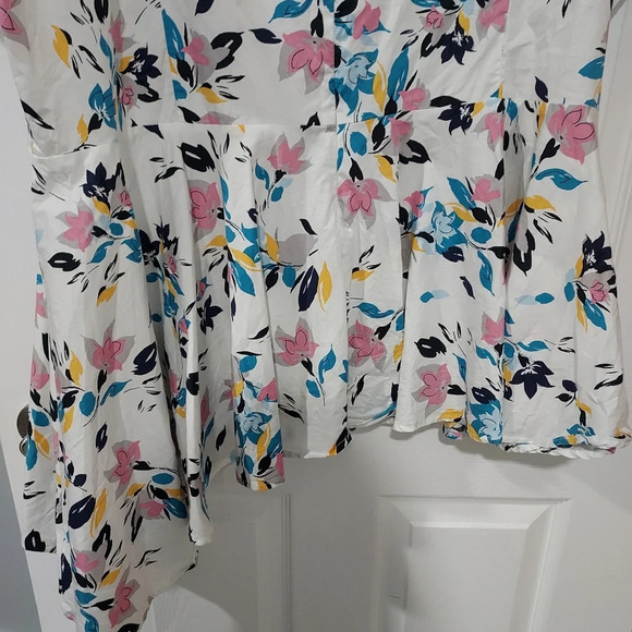 Lane Bryant White Floral Asymmetrical Short Flutter Sleeve Blouse in Size 26 - Picture 12 of 13